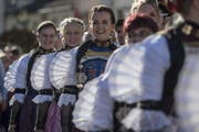 Die Stanser Älpler ziehen bei schönstem Herbstwetter über den Dorfplatz von Stans. (Bild: KEYSTONE/Urs Flueeler)