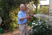 Rentner Klaus Seidel, der sich in Deutschland bei seiner Familie liebevoll um den Garten kümmert. (Bild: pd)