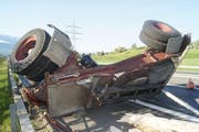 Der umgekippte Anhänger des Lastwagens auf der Autobahn A4. (Bild: Zuger Strafverfolgungsbehörden)