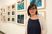 Hat einen begehrten Preis erhalten: Francesca Sanna vor den Illustrationen ihres Buchprojekts. (Bild: PD)