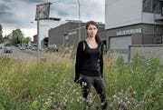 Filmerin Jacqueline Wüst vor der Reusseggstrasse im Gebiet Ibach. (Bild: Corinne Glanzmann (Luzern, 29. Juni 2017))