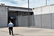 Die Justizvollzugsanstalt Lenzburg verfügt über 300 Haftplätze. (Bild: Walter Bieri/Keystone (Lenzburg, 23. Mai 2017))
