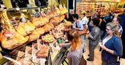 Wer kann da widerstehen? Hauchdünn geschnittenen Prosciutto gab es an dieser Station des LZ-Gourmet-Parcours zu kosten.Bilder: Alfons Gut (Emmen, 15. September 2016)