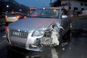 Bei der Kollision auf der Bahnhofstrasse in Wolhusen wurde die Front der Fahrerseite dieses Autos stark beschädigt. (Bild: Luzerner Polizei)