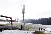 Die Skulptur auf dem Zuger Kreisel Talacher zeigt Menschen, die sich an den Händen halten. (Bild: Werner Schelbert / Neue ZZ)