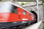 Ein SBB-Personenzug fährt auf der Gotthard-Achse durch einen Tunnel in Sisikon. (Bild: Keystone)