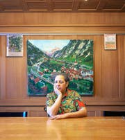 «Ich will als Mitbürgerin etwas zur Allgemeinheit beitragen»: Kristin T. Schnider am altehrwürdigen Tisch in der Gemeindekanzlei Wassen. Hier versammelt sich jeweils der Gemeinderat. (Bild Beata Pedrazzetti)