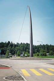 Ein Seil verbindet die Kreisel beim D4 Business Village in Root. (Bilder: Roger Grütter (19. Juli 2017))