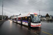Ein Bus der Linie 1 auf der Seebrücke unterwegs Richtung Maihof. Ab 2019 sollen diese Busse bis zur Mall of Switzerland in Ebikon fahren. (Bild: Roger Grütter (Luzern, 3. Dezember 2014))