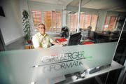 Hansueli Girsberger in seinem Element: Sein Informatikunternehmen in Brunnen ist der einzige unabhängige Stromprognosen-Softwareentwickler in der Schweiz. (Bild: Corinne Glanzmann / Neue LZ)