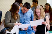 Valentina Ferrari, Matteo Brunone und Natalie Schwaninger (von links) beim Semesterstart. (Bild Philipp Schmidli)
