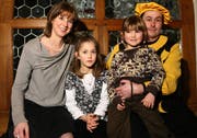 Heinivater Oliver Jost (40) mit seiner Frau Barbara und den Töchtern Nina (8) und Eva (5). (Bild Chris Iseli/Neue LZ)