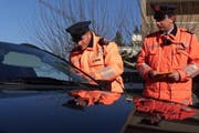 Eine Polizeikontrolle in der Stadt Zug. (Archivbild Alexandra Wey/Neue ZZ)