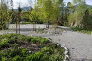 Man kann dem Heilpflanzengarten entlang flanieren – und sich auf Hinweistäfelchen nach der Pflanzensorte erkundigen. (Bild: pd)