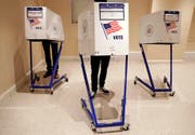 Ging alles mit rechten Dingen zu? US-Wähler bei der Stimmabgabe. (Bild: Jason Szenes/EPA (8. November 2016))