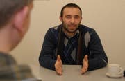 Bashkim Rexhepi im Gespräch mit Christian Renggli. (Bild Geri Wyss/Neue OZ)