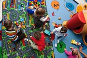 Kinder am Spielen in einer Kinderkrippe. Die SP befürchtet, dass einzelne Krippen zu hohe Reservationsgebühren verlangen würden. (Symbolbild Roger Grütter)