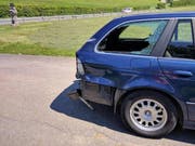 Scheibe eingeschlagen: Der Töfffahrer prallte heftig ins Heck des BMW. (Bild: Geri Holdener / Bote der Urschweiz)