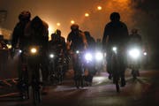 Bei Velofahrern, die in der Dämmerung oder nachts unterwegs sind, ist ein gutes Licht sehr wichtig. Bild: Philipp Schmidli