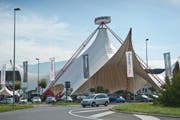 Aus Autorama wurde Autorena: Im Mattenhof Kriens verkauft nun die Garage Galliker Autos. Das auffällige Zelt ist geblieben. (Bild: Boris Bürgisser / Neue LZ)