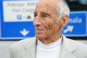 Alfred Waldis vor dem Verkehrshaus im Jahr 2009 . (Bild: Archiv / Neue LZ)