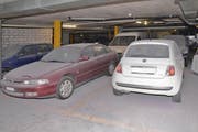 Die mit dem Staub bedeckten Autos in der Tiefgarage. (Bild: Kantonspolizei Obwalden)