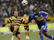 Carlos Varela (links) im Kampf um den Ball mit Luzerns Frantz Bertin. (Bild Keystone)