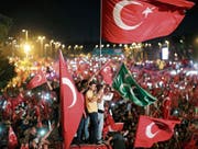 Mit Landesflaggen begehen Tausende Personen die Siegesfeiern zum Jahrestag des Putschversuches. (Bild: Tolga Bozoglu/EPA (Istanbul, 15. Juli 17))