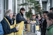 Nationaler Suppentag vor dem Hotel Schweizerhof in Luzern. Das Bild entstand am Donnerstag, 23. November 2017. Bild: (Pius Amrein / LZ) Suppentag, Suppe, Schweizer Tafel, Solidarität, Spende (Bild: Pius Amrein (Luzern, 23. November 2017))