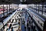 Pendler im Bahnhof Luzern: Sie müssen sich ab dem 14. Dezember auf neue Zonenpläne einstellen. (Archivbild Pius Amrein / Neue LZ)