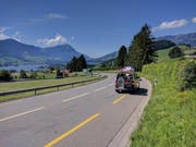 Polizei und Rettungsdienst vor Ort. (Bild: Geri Holdener / Bote der Urschweiz)