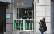 Eine Passantin vor dem Pastawerk. (Bild Dave Schläpfer/Zisch)