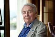 Der tschechische Autor Pavel Kohout (links) 1975 im Gespräch mit Luzerns Stadtpräsident Hans Rudolf Meyer. Anlass ist die geplante Uraufführung von Kohouts Stück «Roulette» am Stadttheater. (Bild Emanuel Ammon/Aura)