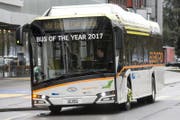 Ganz unbescheiden: «Bus des Jahres 2017» steht auf der Frontscheibe des Elektrobusses der neuesten Generation, den die Verkehrsbetriebe Luzern vbl derzeit testen. (Bild: Alexandra Wey/Keystone (Luzern, 1. Februar 2018))