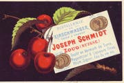 Postkarte «Distillerie de Kirschwasser, Joseph Schmidt, Zoug», nach 1878: Im Haus «Zum italienischen Keller» in der Zuger Vorstadt betrieb der frühere Tierarzt Schmidt ein Atelier für Fotografie sowie eine Wein- und Spirituosenhandlung. (Bild: Privatarchiv Ueli Kleeb, Zug)