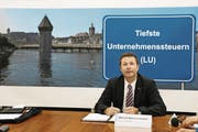 Nach dem Volks-Ja zur Tiefsteuerstrategie präsentiert Marcel Schwerzmann das Resultat. (Bild: Chris Iseli (Luzern, 27. September 2009))