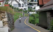Dieser Abschnitt der Alten Landstrasse soll ein Trottoir erhalten. (Bild: Stefan Kaiser (Unterägeri, 14. Juni 2017))