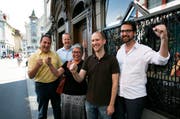 Sie kämpften erfolgreich gegen längere Ladenöffnungszeiten: von links: Giuseppe Reo, Regionalsekretär Unia-Zentralschweiz; Markus Gehrig, CVP-Kantonsrat; Arlette Fischer; Marcel Budmiger, SP-Grossstadtrat; Sebastian Dissler, SP-Sekretär. (Bild: Jakob Ineichen/Neue LZ)