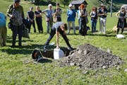 Die Luzernerin Silvia Isenschmid geht mit ihrer Performance an die Grenzen des Machbaren: Hier stellt sie einen Wasserkreislauf her. (Bild: Romano Cuonz)