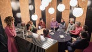 Je vier Vertreter vom Mannebüro und vom Stadtorchester Luzern diskutieren mit Léa Burger (7. von rechts) über soziale Räume. (Bild: Boris Bürgisser (Luzern, 28. Februar 2018))