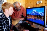 Haben drei Jahre lang das Stanserhorn fotografiert: Nik Wallimann (rechts) und Valentin Kathriner. (Bild Romano Cuonz)