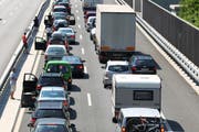Am Gotthard staut sich der Verkehr. (Bild: Archiv / Neue LZ)