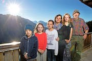 Die Familie Arnold: Linus (8), Regula (10), Heidi (12), Vreni (46), Monika (14) und Michael (55). Auf dem Bild fehlen Anna (15) und Michael (17), die in der Lehre sind. (Bild Eveline Beerkircher)