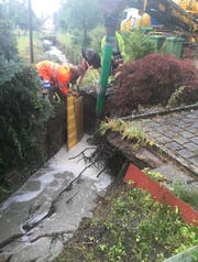 Die Einsatzkräfte bei der Sicherung der Bachmauer. (Bild: Feuerwehr Wiggertal)