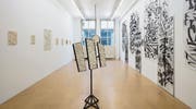 Doppelausstellung «Beige-Metal» von Martin Chramosta und Samuli Blatter (Graphitzeichnungen rechts) in der Produzentengalerie Alpineum in Luzern. (Bild: Samuli Blatter/PD)