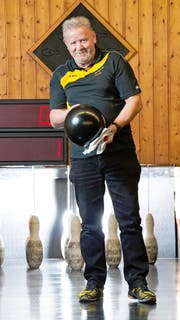 Der 67-jährige Roman Hauri auf der Kegelbahn des Hotels Löwen in Dagmersellen. (Bild Dominik Wunderli)