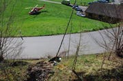 Ein Helikopter der Rega bringt den jungen Mann ins Spital. (Bild: Kantonspolizei Obwalden)