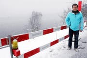 Martin Weise beim Unfallort. (Bild Werner Schelbert/Neue ZZ)
