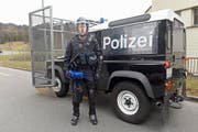 Hinzu kommen leichte flexible Arm- und Beinprotektoren. Zum Vollschutz gehören zudem Helm, Handschuhe, Schild, Schutzmaske und Laserschutzbrille. (Bild: Luzerner Polizei)