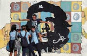 Jugendliche posieren in Havanna vor einem Wandbild von «Che» Guevara. (Bild: Alejandro Ernesto/EPA (25. Oktober 2016))